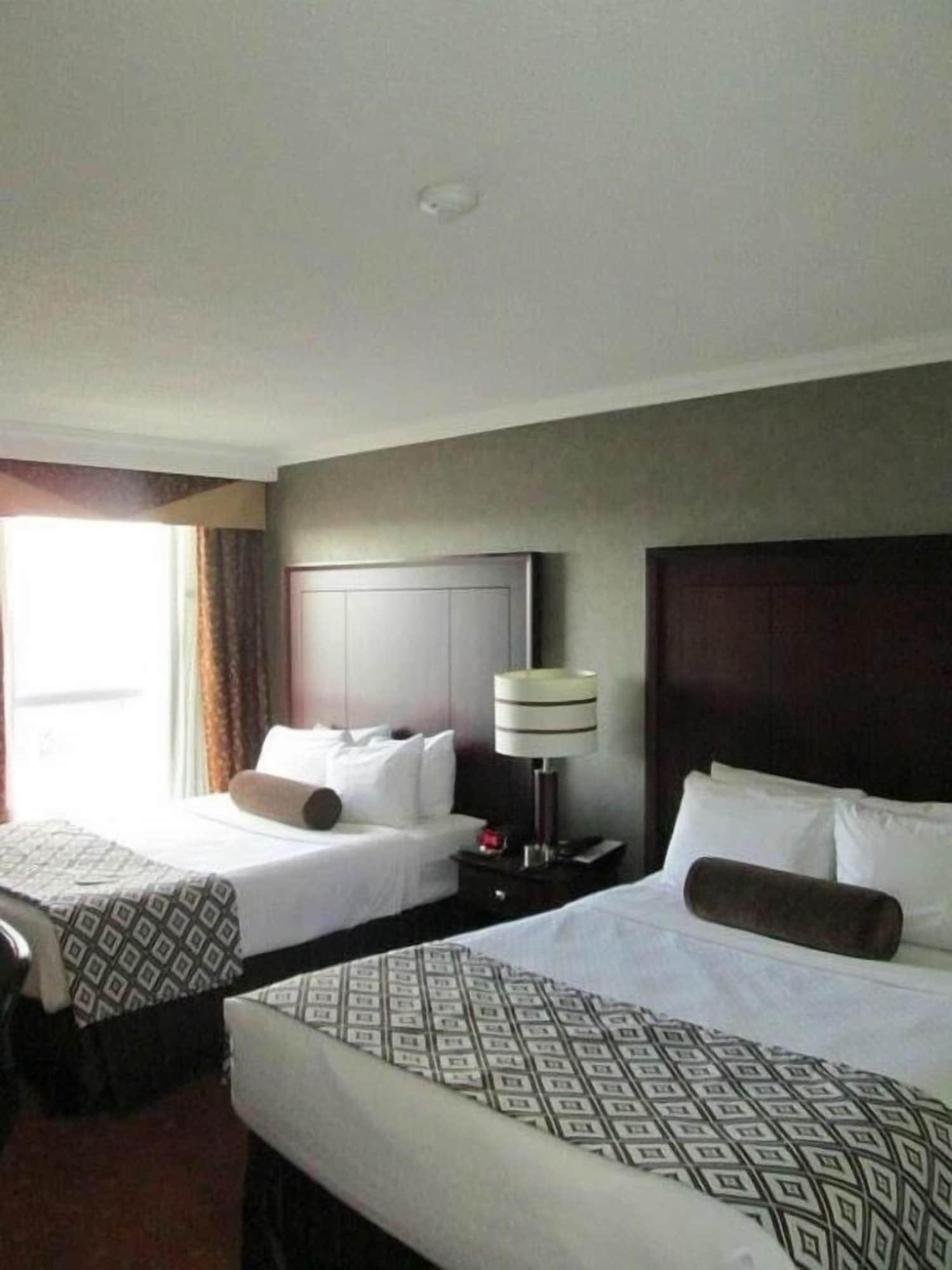 Hamilton Plaza Hotel And Conference Centre Екстериор снимка